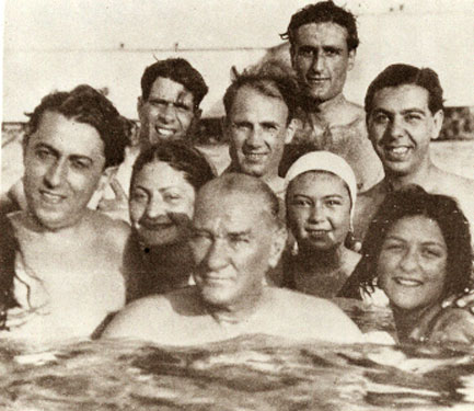 Cumhurbaşkanı Atatürk, Florya'da gençler arasında (5 Ağustos 1936)