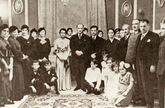 Cumhurbaşkanı Gazi Mustafa Kemal, TBMM Başkanı Kâzım Özalp'in kızının nişan töreninde (30 Kasým 1933)