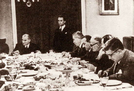 Cumhurbaşkanı Gazi Mustafa Kemal, çok sevdiği Foks adlı köpeği ile, Çankaya Köşkü'nün bahçesinde (14 Temmuz 1926)