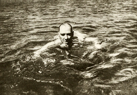 Cumhurbaşkanı Atatürk, Florya'da yüzerken (19 Temmuz 1937)