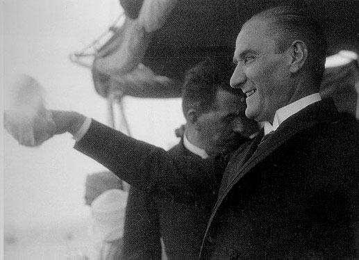 Cumhurbaşkanı Gazi Mustafa Kemal, Ertuğrul Yatı'nın güvertesinde, İstanbul halkını selâmlarken (1 Temmuz 1927)