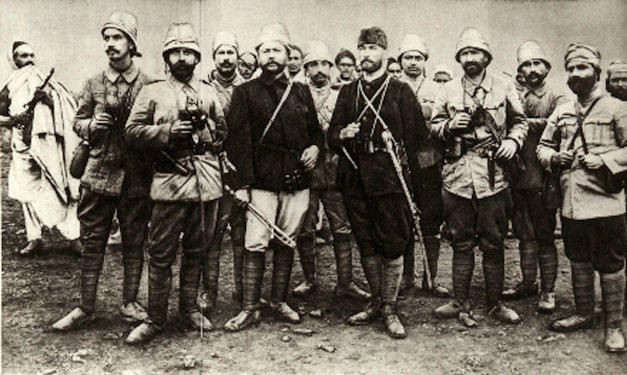 Mustafa Kemal, Derne'de arkadaşları ile birlikte (1912)
