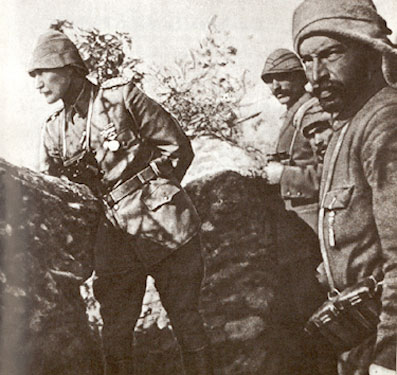 Mustafa Kemal, Çanakkale Savaşı'nda siperde (1915)