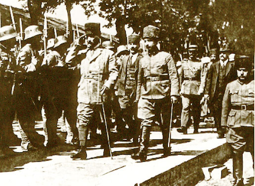 TBMM Başkanı Mustafa Kemal, İkinci İnönü zaferinden sonra İsmet Paşa ile birlikte Eskişehir'de askerî birliği denetlerken (Haziran 1921)
