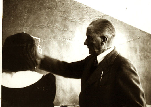 Cumhurbaşkanı Atatürk, Sivas Lisesinde geometri dersini verirken (13 Kasım 1937)
