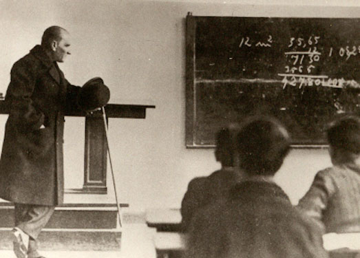 Cumhurbaşkanı Gazi Mustafa Kemal, İzmir Erkek Lisesinde matematik dersini izlerken (1 Şubat 1931)