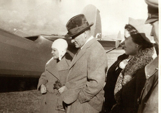 Cumhurbaşkanı Atatürk, Ankara Türkkuşu'nda Sabiha Gökçen ile birlikte(1937)