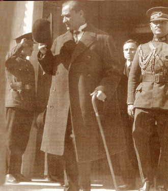 Cumhurbaşkanı Gazi Mustafa Kemal, CHP İkinci Büyük Kongresinde Büyük Nutku'nu bitirdikten sonra TBMM'den ayrılırken (20 Ekim 1927)