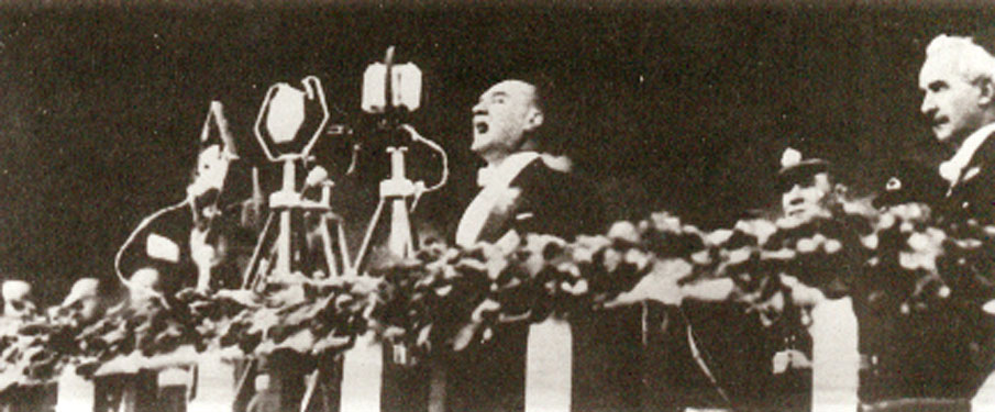 Cumhurbaşkanı Gazi Mustafa Kemal, Onuncu Yıl Nutku'nu okurken (29 Ekim 1933)