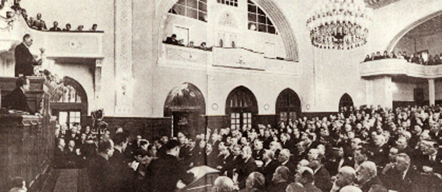 Cumhurbaşkanı Atatürk, CHP'nin Dördüncü Büyük Kurultayında, açış konuşmasını yaparken(9 Mayıs 1935)
