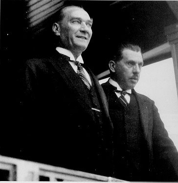 Cumhurbaşkanı Gazi Mustafa Kemal, özel trenin balkonunda TBMM Başkanı Kâzım (Özalp) Paşa ile (5 Haziran 1928)